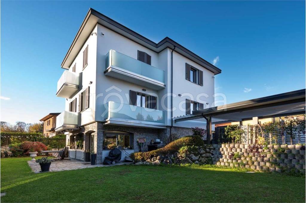 casa indipendente in vendita a Varese in zona Avigno