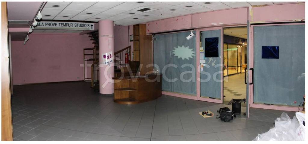 negozio in vendita a Varese in zona Centro Città