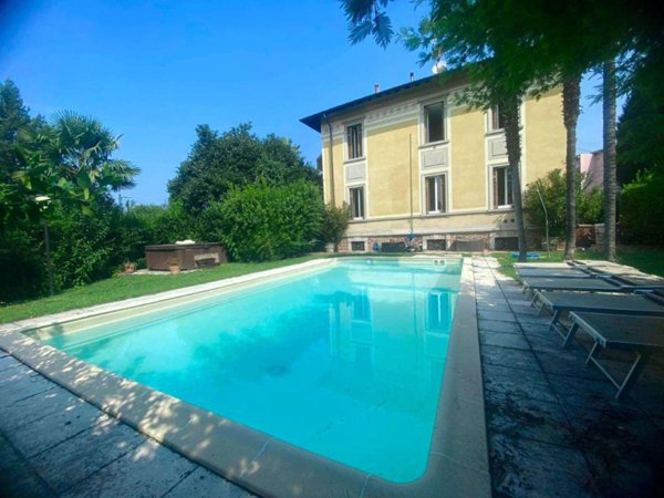 casa indipendente in vendita a Varese in zona Casbeno