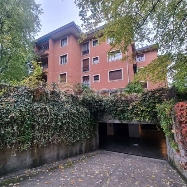 appartamento in vendita a Varese in zona Biumo