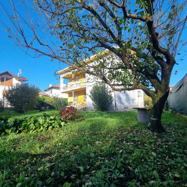 casa indipendente in vendita a Varese in zona Giubiano