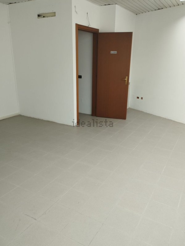 ufficio in vendita a Varese in zona Viale Aguggiari