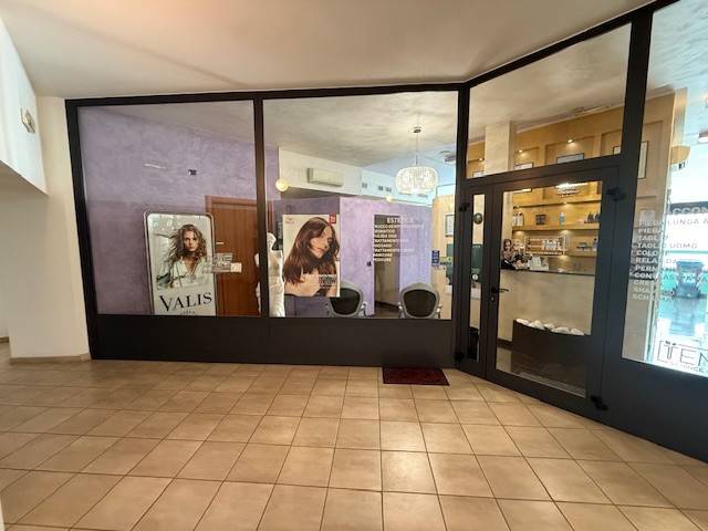 negozio in vendita a Varese in zona Giubiano