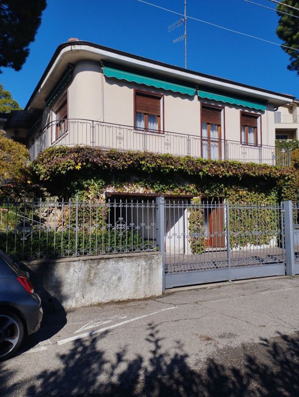 casa indipendente in vendita a Varese in zona Casbeno