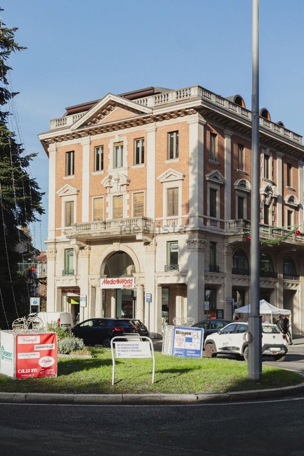 ufficio in vendita a Varese in zona Centro Città