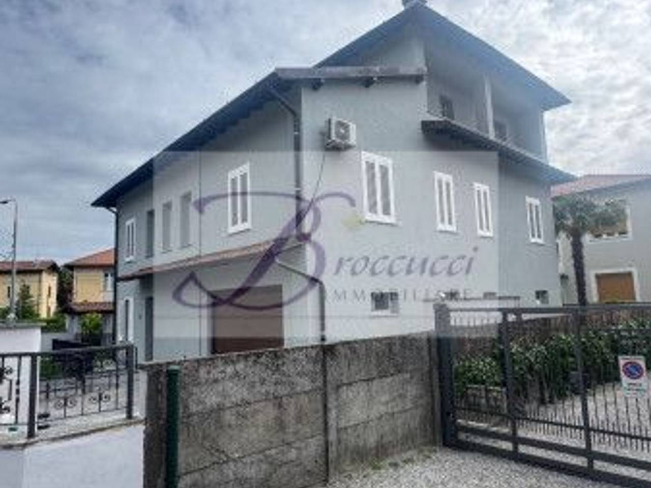 appartamento in vendita a Varese in zona Casbeno