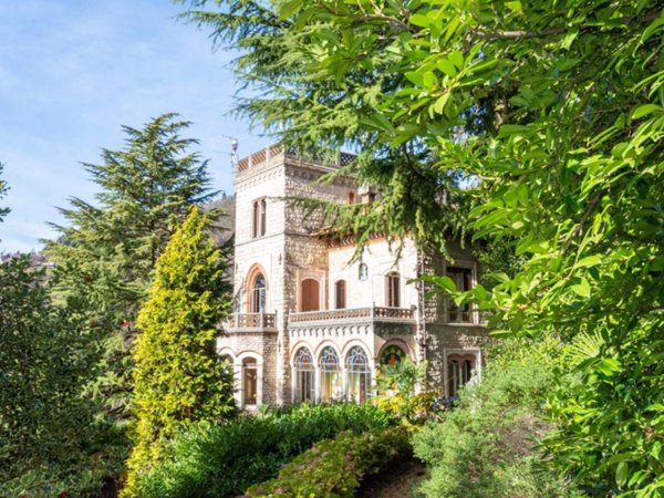 casa indipendente in vendita a Varese in zona Santa Maria del Monte