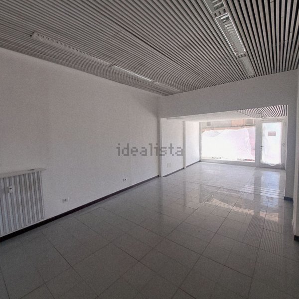 locale commerciale in vendita a Varese in zona Masnago