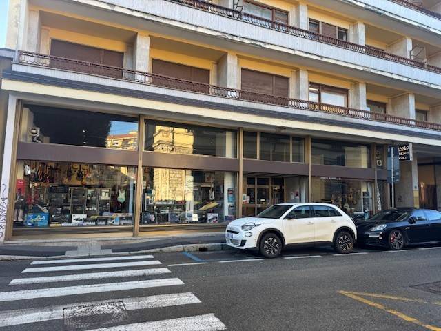 negozio in vendita a Varese in zona Biumo