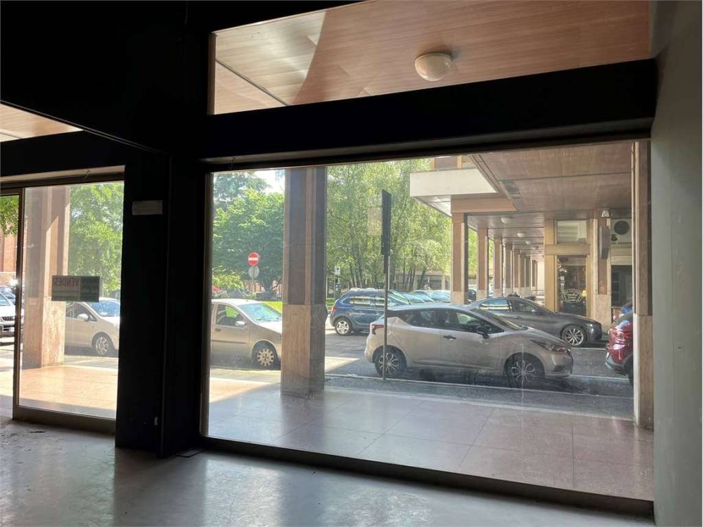 negozio in vendita a Varese in zona Brunella