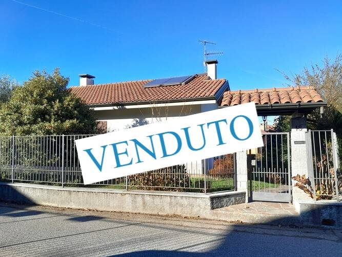 casa indipendente in vendita a Varese in zona Bizzozero