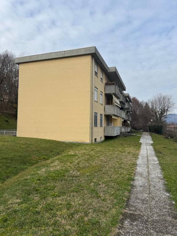 appartamento in vendita a Varese in zona Giubiano