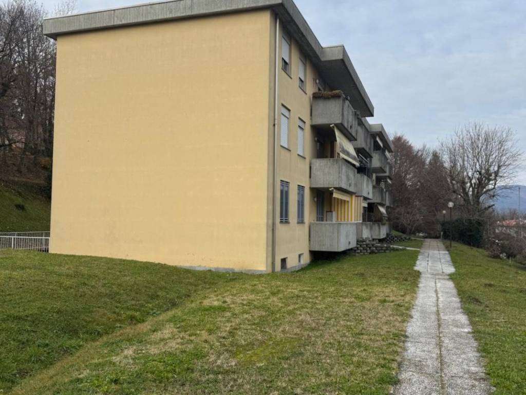 appartamento in vendita a Varese in zona Bizzozero