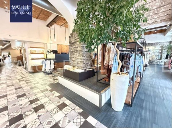 negozio in vendita a Varese in zona Centro Città