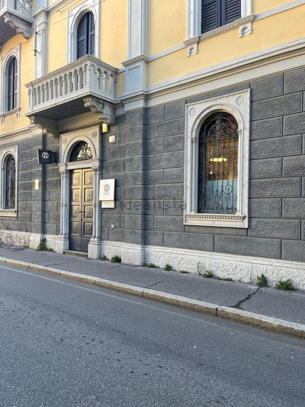 locale commerciale in vendita a Varese