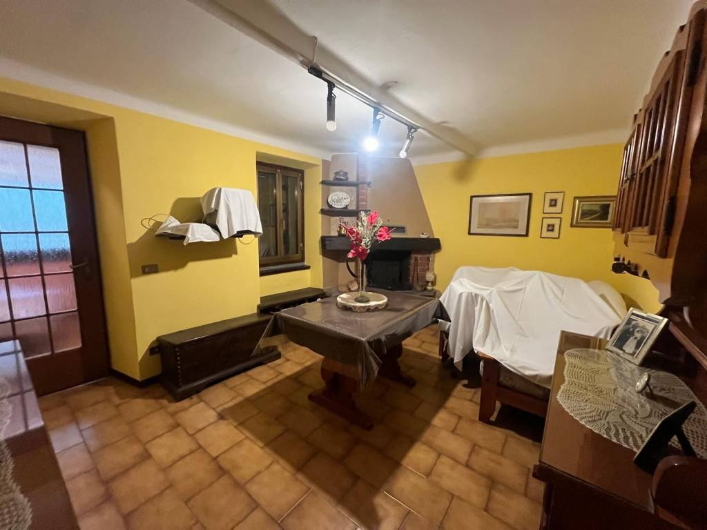 appartamento in vendita a Varese in zona Avigno