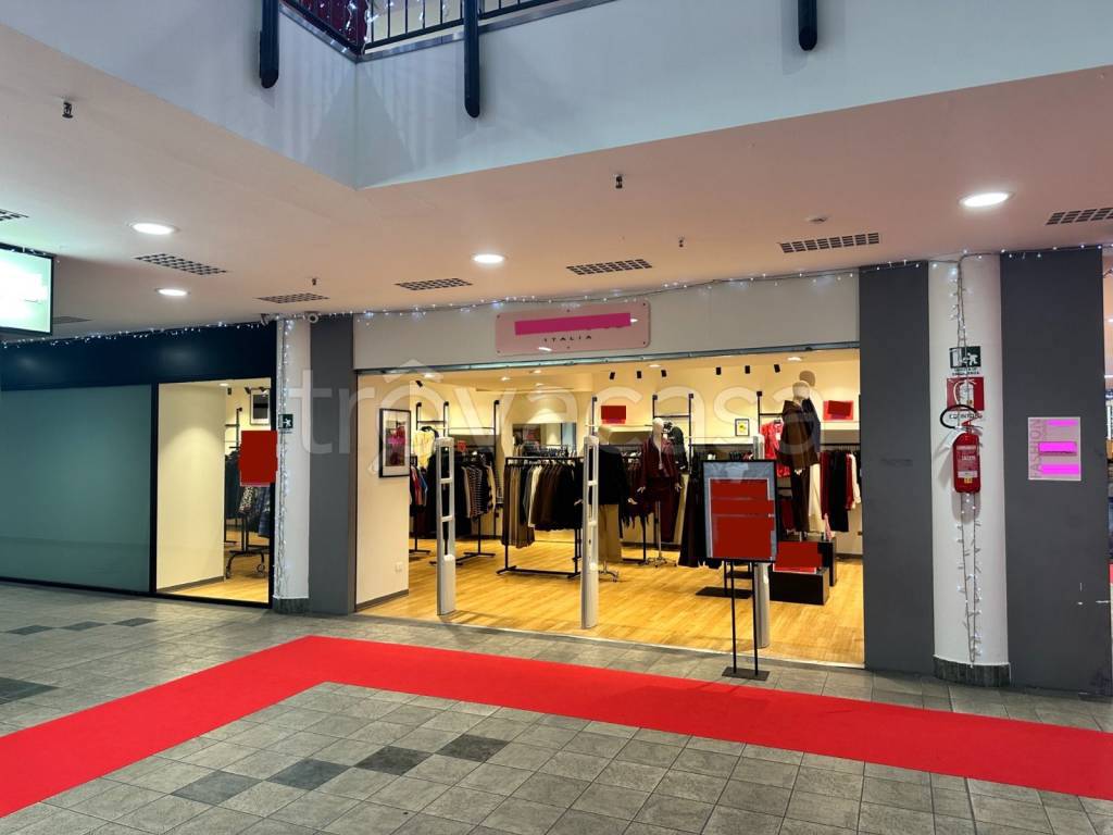 negozio in vendita a Varese in zona Centro Città