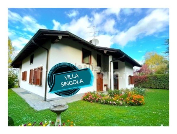 casa indipendente in vendita a Varese in zona Avigno