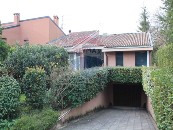 casa indipendente in vendita a Varese in zona Lissago