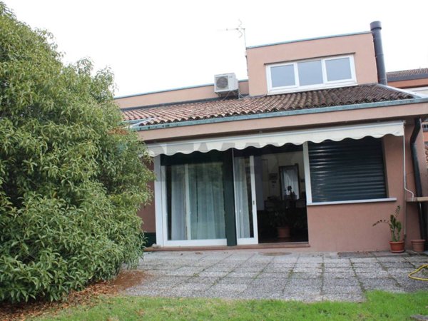 casa indipendente in vendita a Varese in zona Lissago