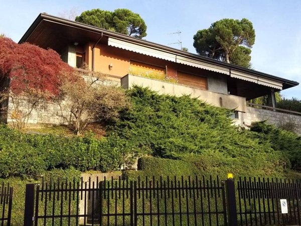 casa indipendente in vendita a Varese in zona Viale Europa