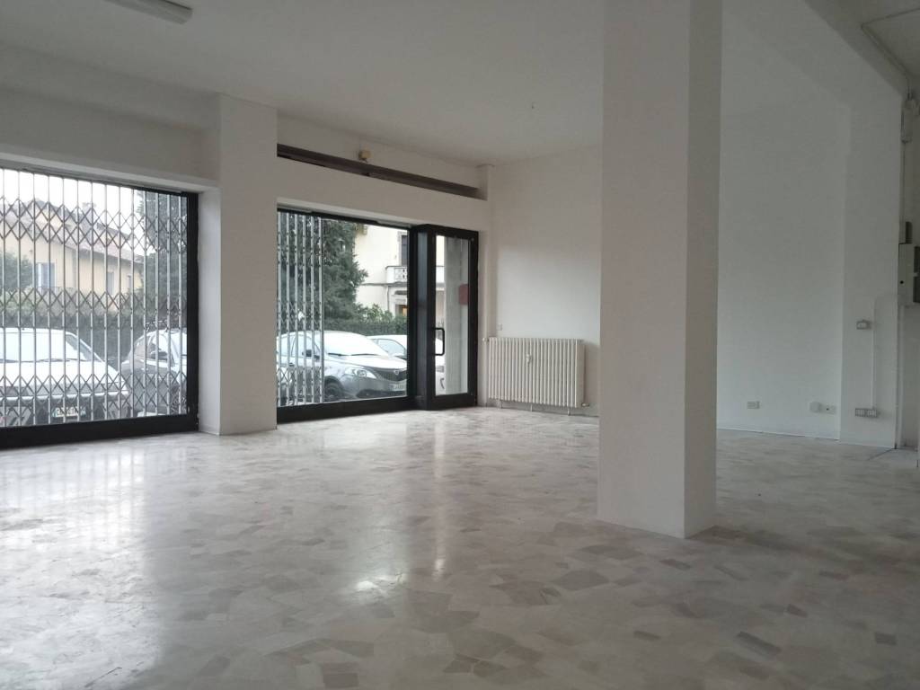 negozio in vendita a Varese in zona Giubiano