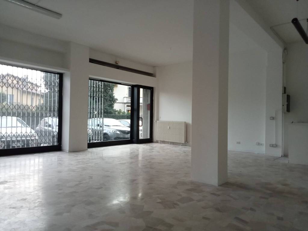 negozio in vendita a Varese in zona Giubiano