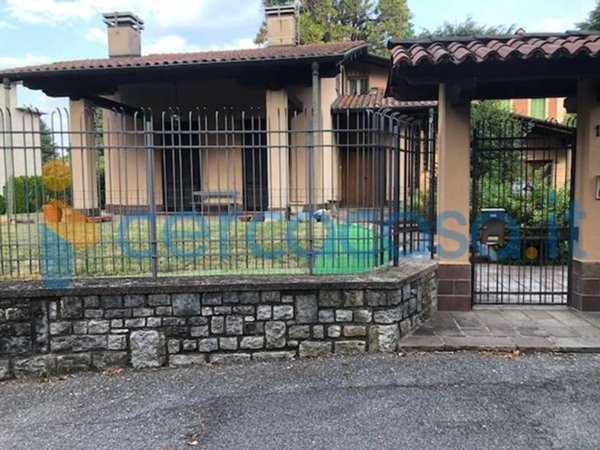 casa indipendente in vendita a Varese in zona Casbeno