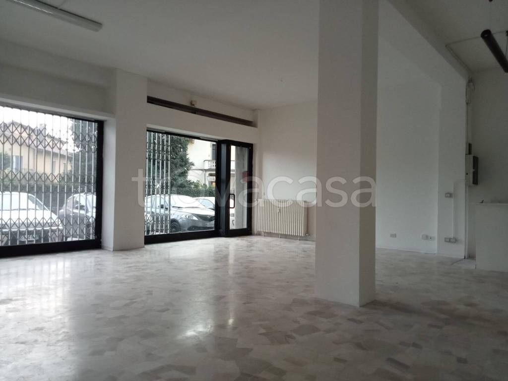 negozio in vendita a Varese in zona Giubiano