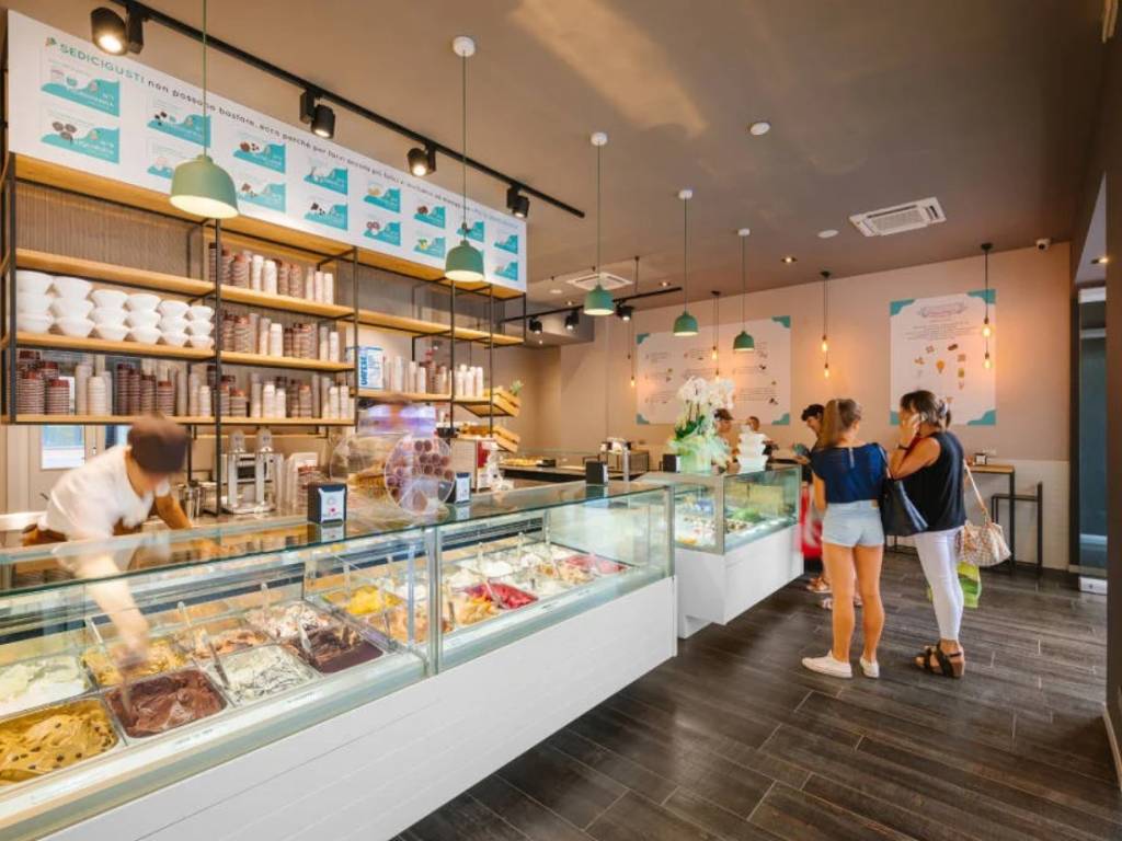 negozio in vendita a Varese in zona Biumo