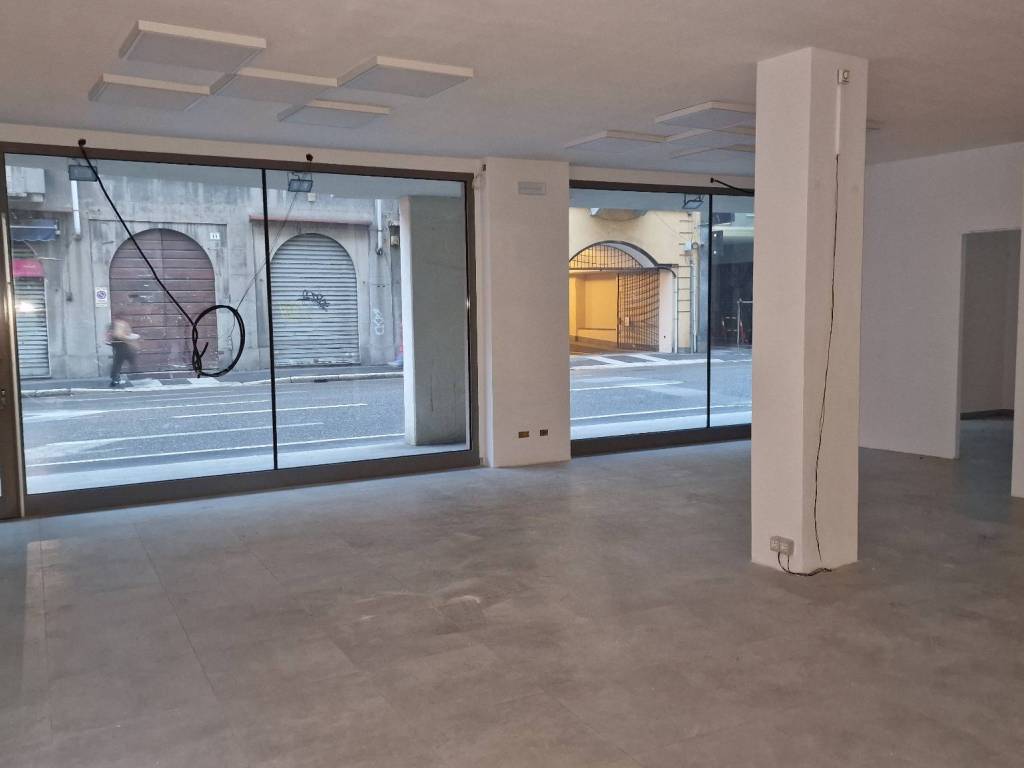 negozio in vendita a Varese in zona Biumo