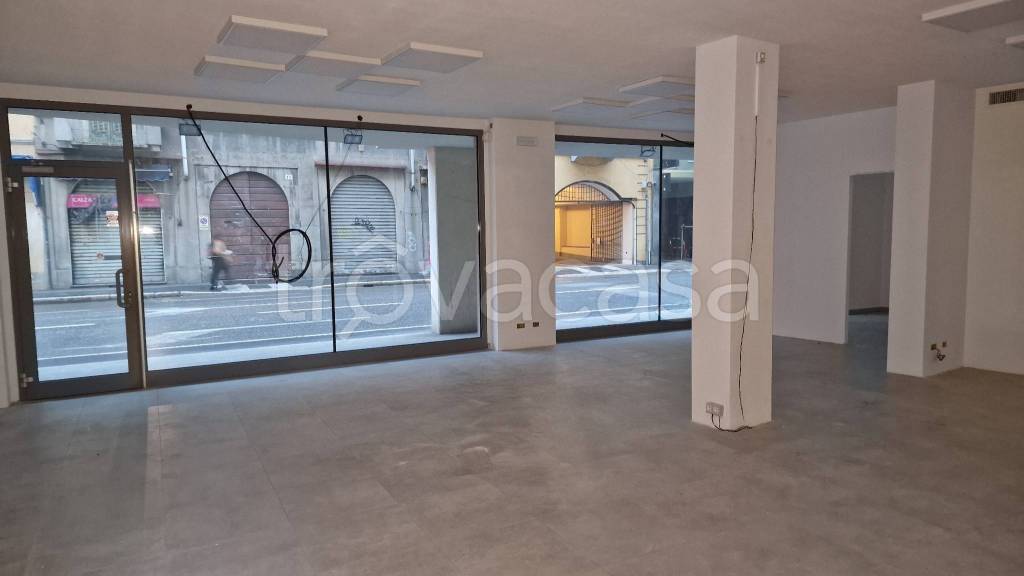 negozio in vendita a Varese in zona Centro Città