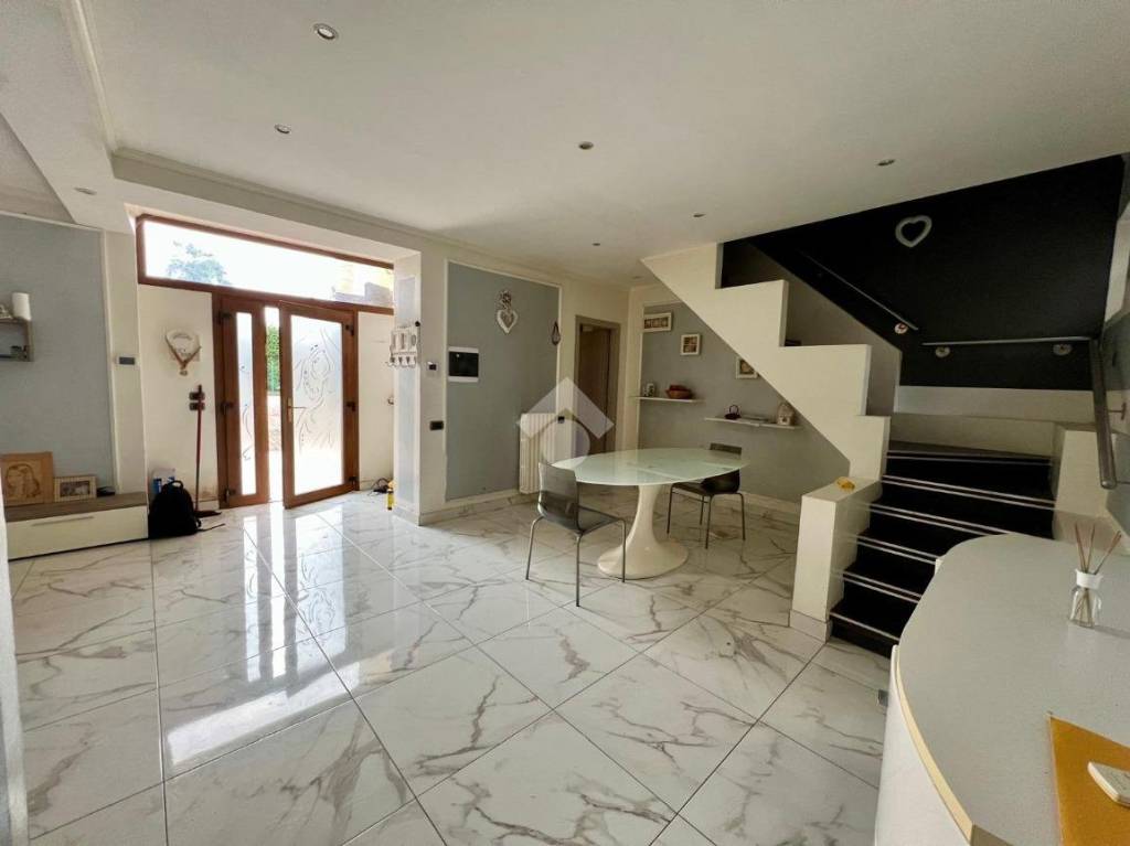 casa indipendente in vendita a Varese in zona Bizzozero