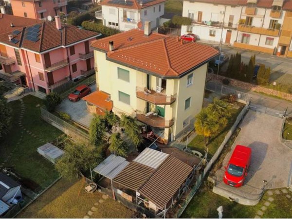 casa indipendente in vendita a Varese in zona Bobbiate