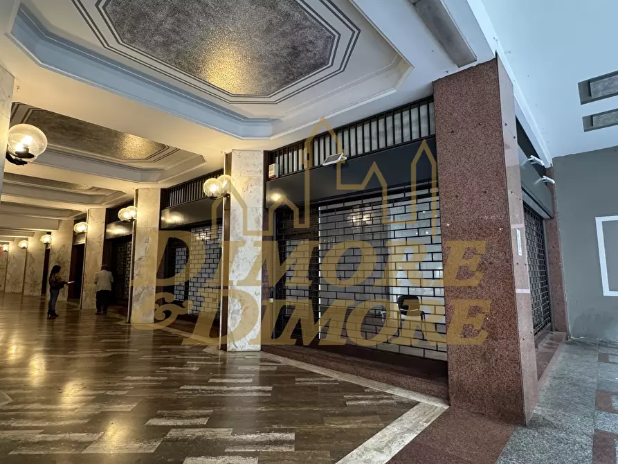 negozio in vendita a Varese in zona Centro Città