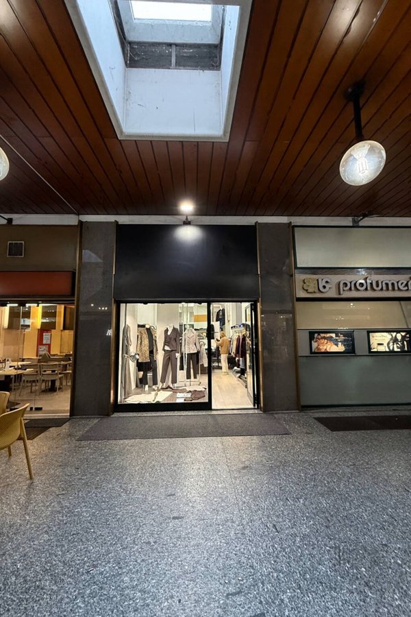 locale commerciale in vendita a Varese in zona Centro Città