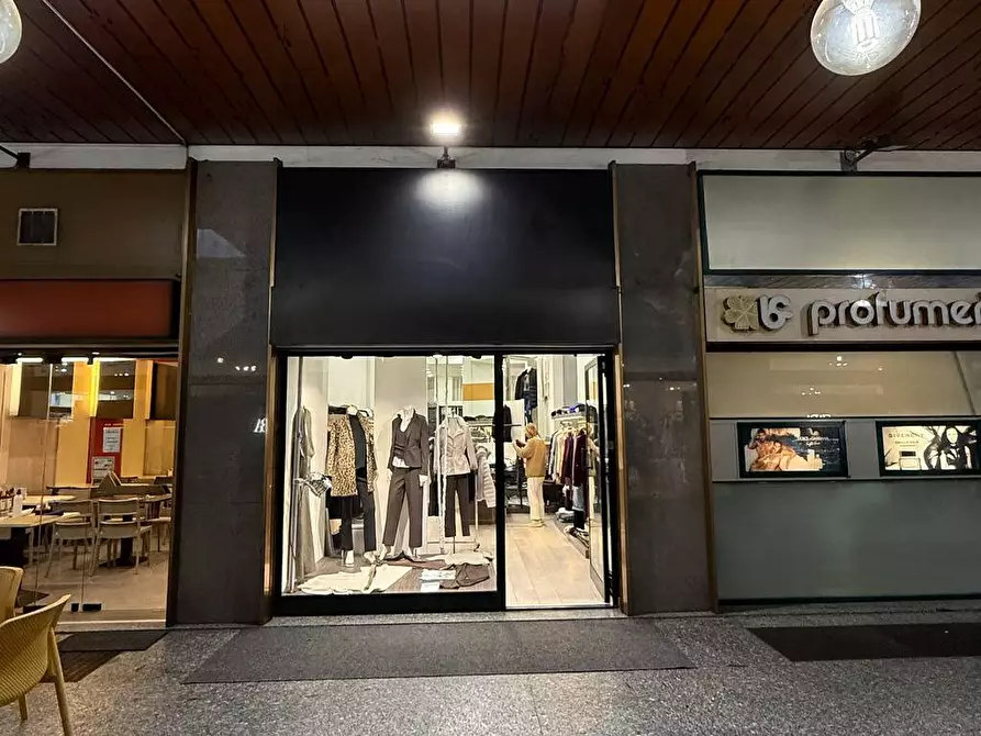 locale commerciale in vendita a Varese