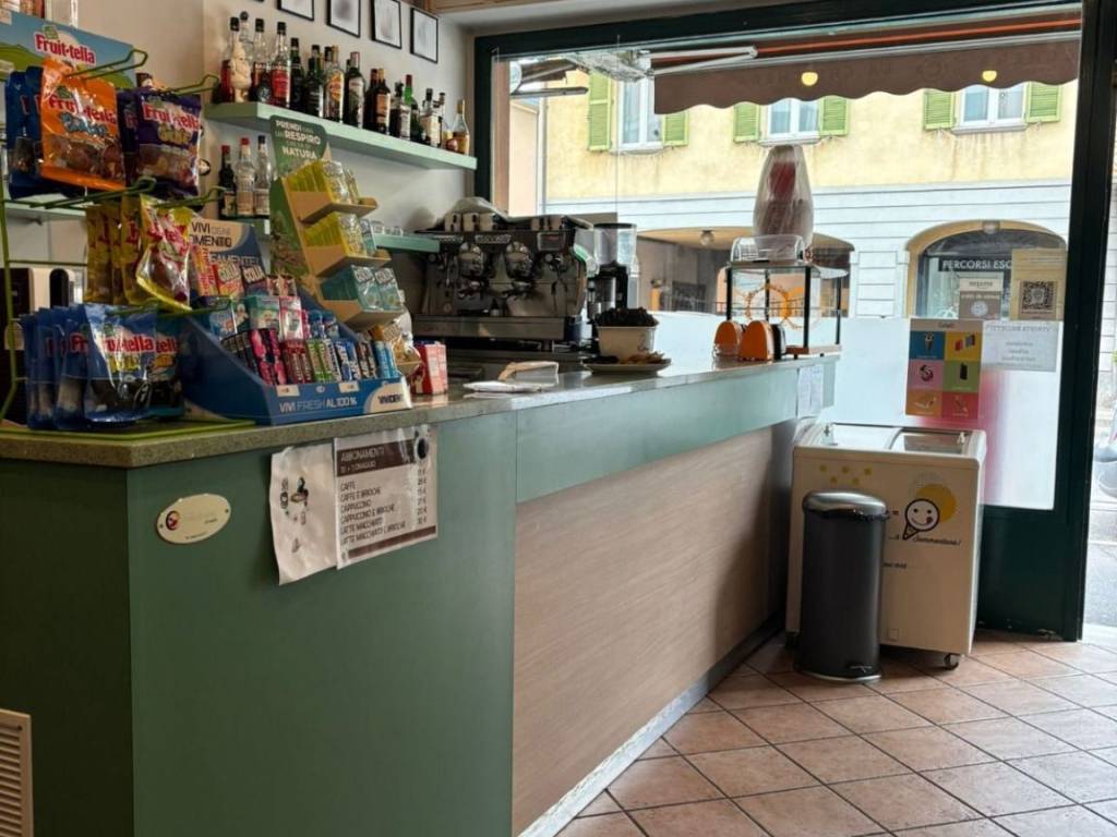 negozio in vendita a Varese in zona Casbeno