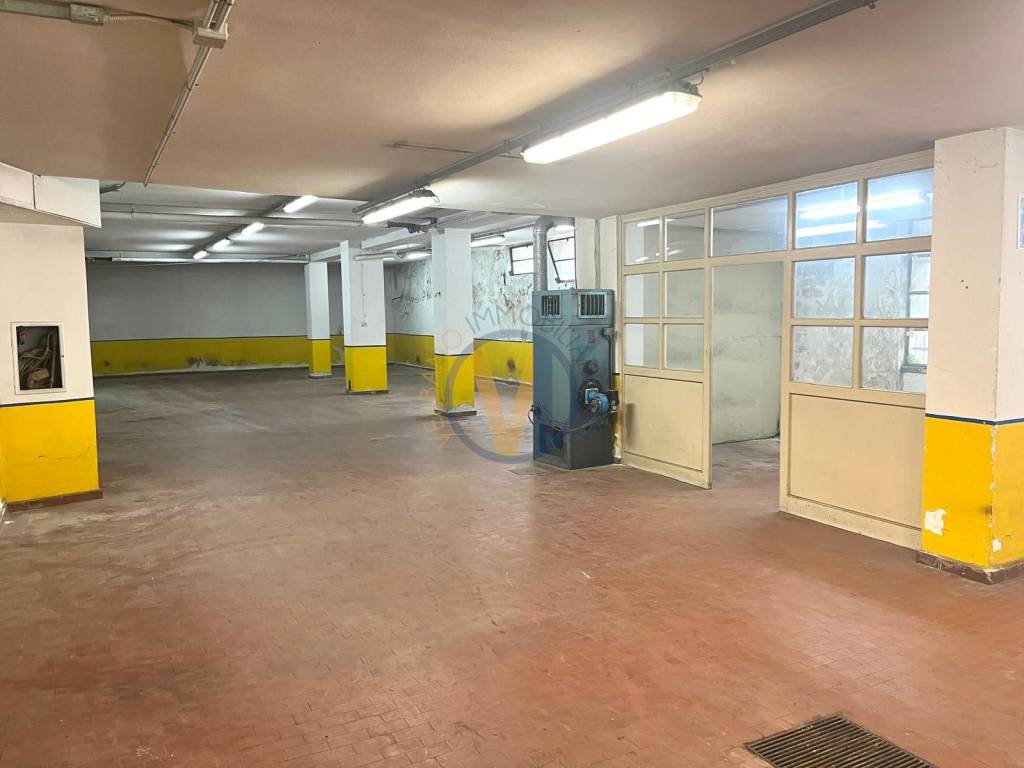 locale commerciale in vendita a Varese in zona Brunella