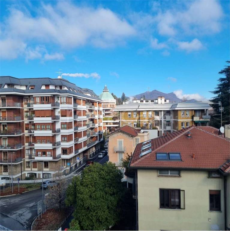 appartamento in vendita a Varese in zona Brunella