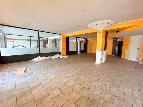 negozio in vendita a Varese in zona Viale Belforte