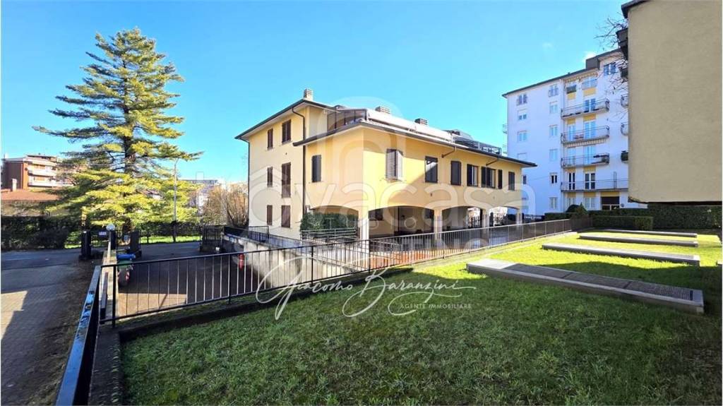 appartamento in vendita a Varese in zona Biumo
