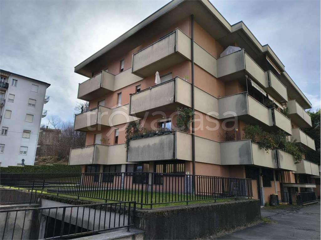 appartamento in vendita a Varese in zona Biumo