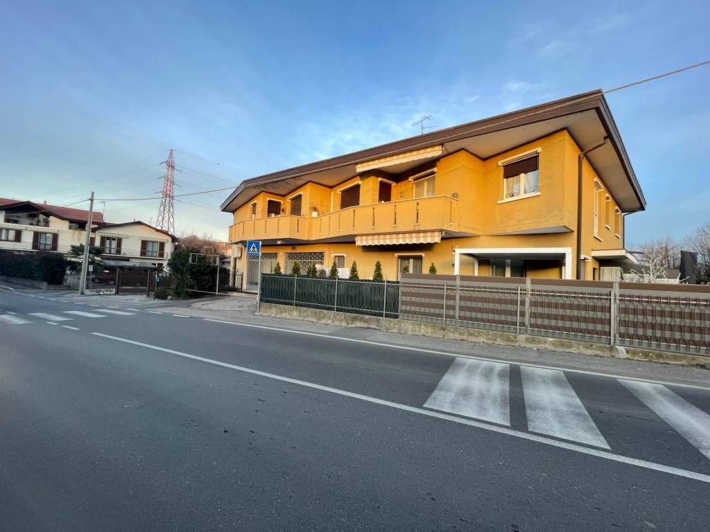 locale commerciale in vendita a Varese in zona Giubiano