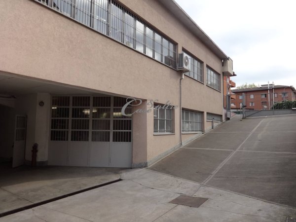 locale commerciale in vendita a Varese in zona Centro Città