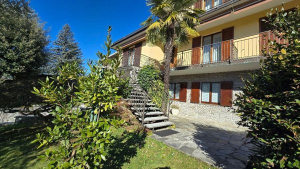 casa indipendente in vendita a Varese in zona Casbeno