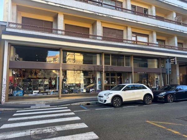 locale commerciale in vendita a Varese in zona Centro Città