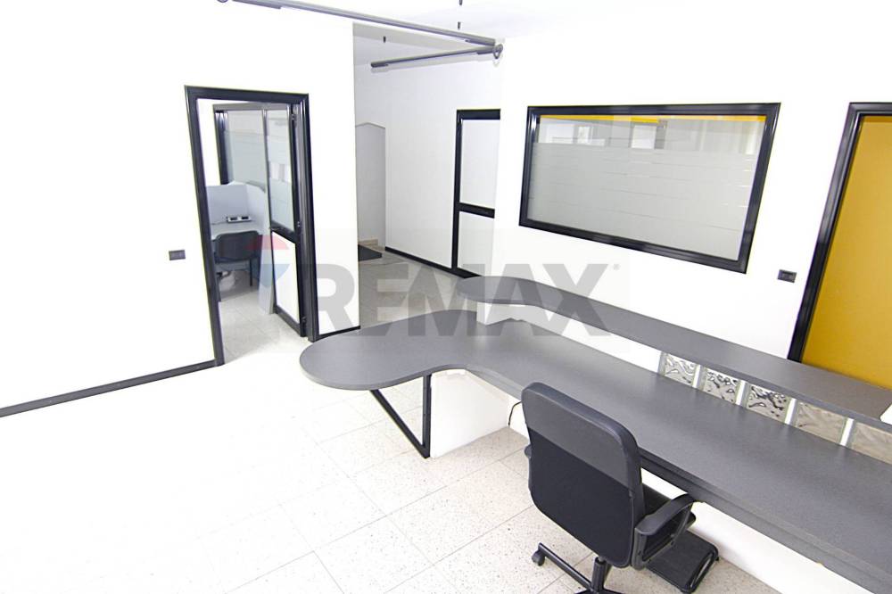 ufficio in vendita a Varese in zona Centro Città