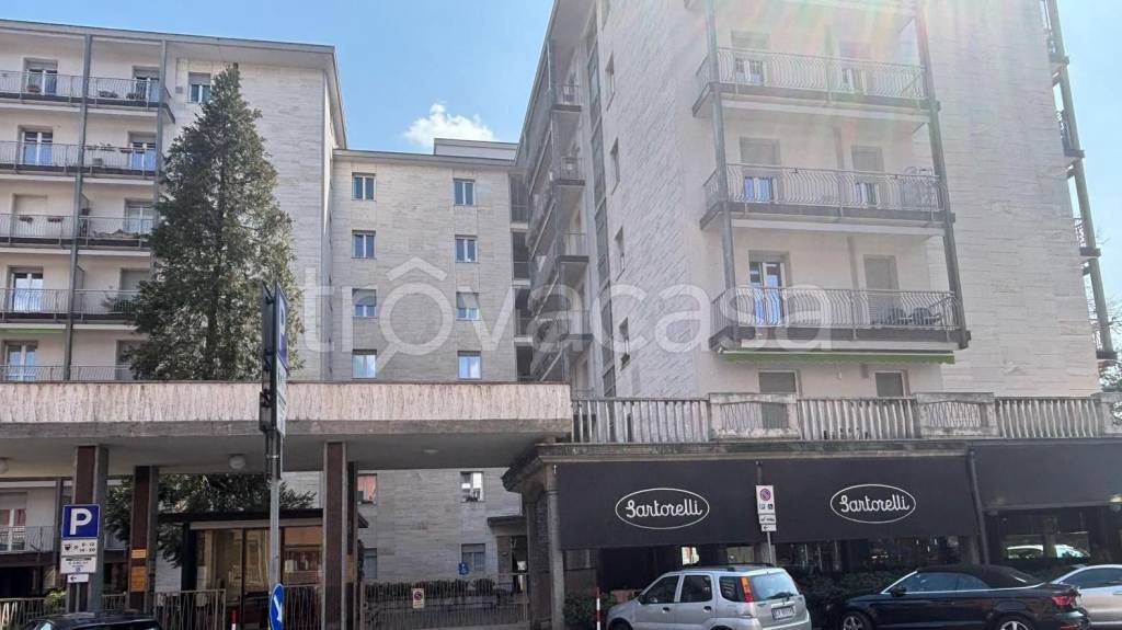 appartamento in vendita a Varese in zona Brunella