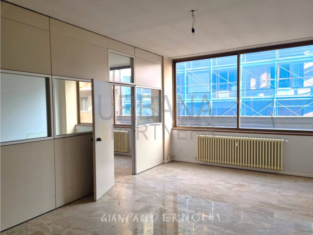 ufficio in vendita a Varese in zona Biumo
